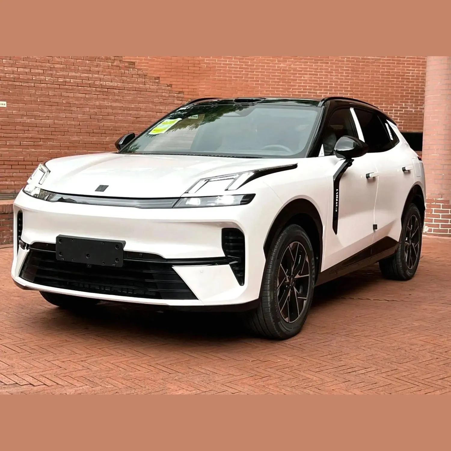 Lynk & Co 08 EM-P